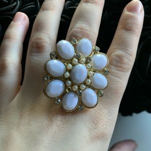 Whit gem flower ring
